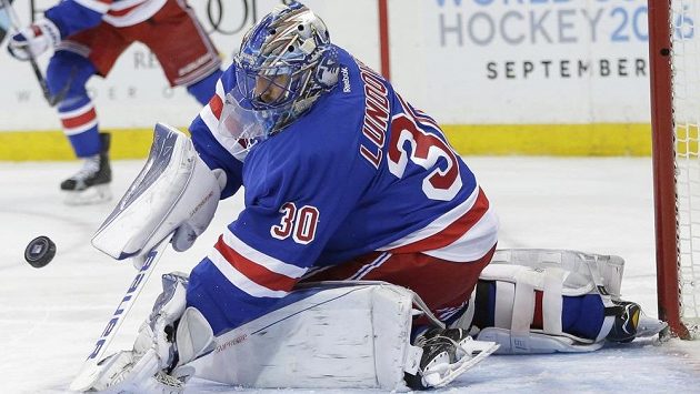 Brankář NY Rangers Henrik Lundqvist zasahuje v zápase s Floridou. Brankář NY Rangers Henrik Lundqvist zasahuje v zápase s Floridou.