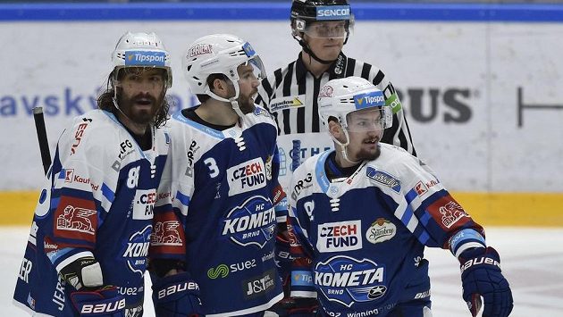 Zleva Peter Mueller, Peter Schneider a Petr Holík z Brna se radují z gólu. Zleva Peter Mueller, Peter Schneider a Petr Holík z Brna se radují z gólu.