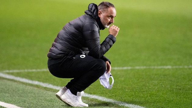 Trenér Slavie Praha Jindřich Trpišovský během utkání. Trenér Slavie Praha Jindřich Trpišovský během utkání.
