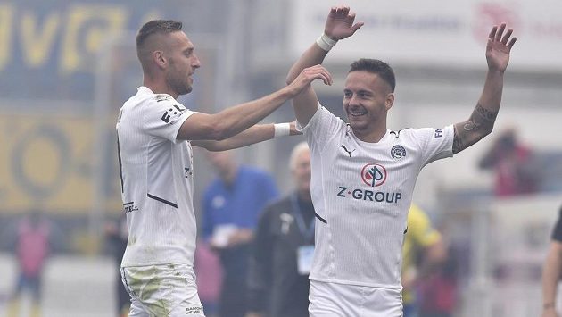 Zleva Jan Kalabiška ze Slovácka a Daniel Holzer ze Slovácka se radují z gólu. Zleva Jan Kalabiška ze Slovácka a Daniel Holzer ze Slovácka se radují z gólu.