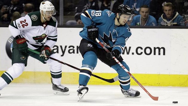 Hokejový útočník Tomáš Hertl ze San Jose bodoval ve třetím zápase po sobě, gólem a asistencí ale nezabránil prohře s Minnesotou 3:4 v prodloužení. Na snímku Hertl kontroluje puk před dotírajícím Ninem Niederreiterem. Hokejový útočník Tomáš Hertl ze San Jose bodoval ve třetím zápase po sobě, gólem a asistencí ale nezabránil prohře s Minnesotou 3:4 v prodloužení. Na snímku Hertl kontroluje puk před dotírajícím Ninem Niederreiterem.