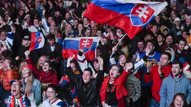 Slovenští fanoušci během utkání s Kanadou (ilustrační foto) Slovenští fanoušci během utkání s Kanadou (ilustrační foto)