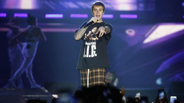 Kanadský popový zpěvák Justin Bieber během svého pražského vystoupení v roce 2016. Kanadský popový zpěvák Justin Bieber během svého pražského vystoupení v roce 2016.