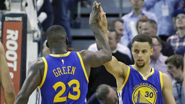 Basketbalisté Golden State Warriors Draymond Green (23) a Stephen Curry uspěli i v Utahu. Basketbalisté Golden State Warriors Draymond Green (23) a Stephen Curry uspěli i v Utahu.