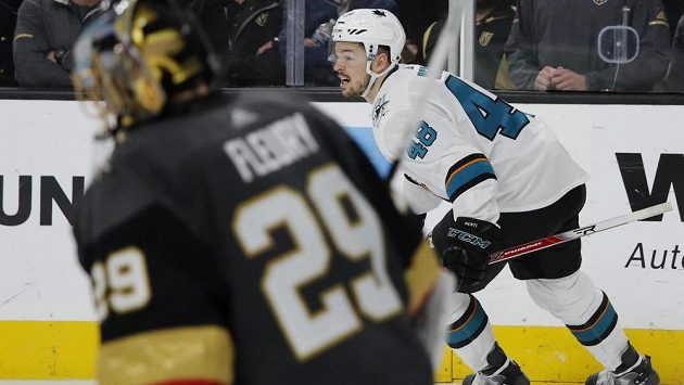 Tomáš Hertl slaví vítězný gól v šestém utkání série proti Vegas. Tomáš Hertl slaví vítězný gól v šestém utkání série proti Vegas.