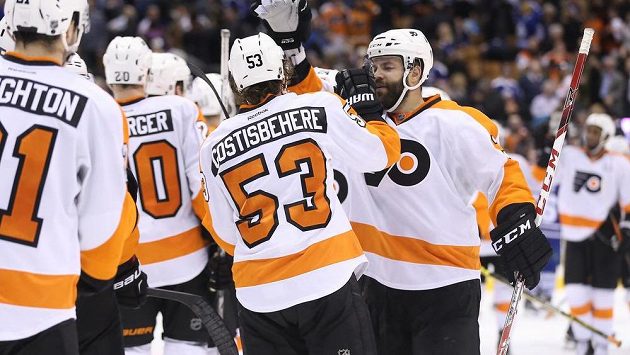 Obránce Philadelphie Radko Gudas (3) gratuluje Shaynehovi Gostisbeherehovi (53), který vstřelil vítězný gól do sítě Toronta v zápase NHL. Obránce Philadelphie Radko Gudas (3) gratuluje Shaynehovi Gostisbeherehovi (53), který vstřelil vítězný gól do sítě Toronta v zápase NHL.