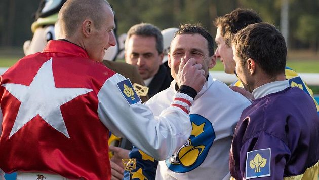 Marek Stromský (uprostřed) přijímá gratulace soupeřů po vítězství ve Velké pardubické. Teď o něj dodatečně přijde. Marek Stromský (uprostřed) přijímá gratulace soupeřů po vítězství ve Velké pardubické. Teď o něj dodatečně přijde.