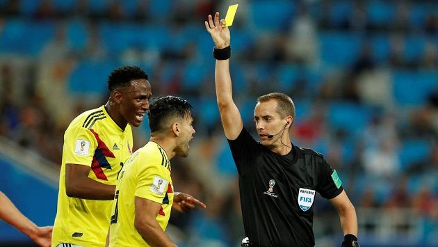 Americký rozhodčí Mike Geiger uděluje kapitánovi Kolumbie Falcaovi žlutou kartu. Americký rozhodčí Mike Geiger uděluje kapitánovi Kolumbie Falcaovi žlutou kartu.