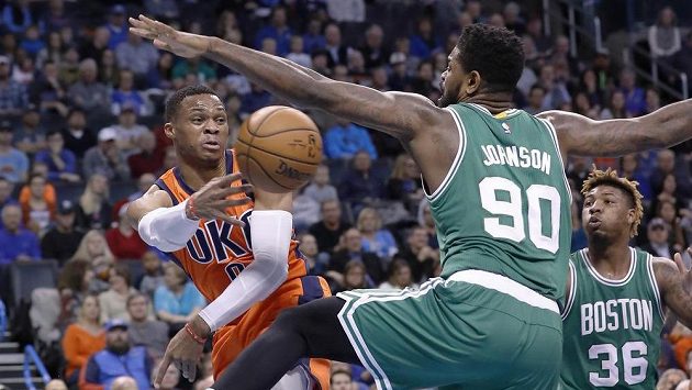 Russell Westbrook (0) z Oklahomy a Amir Johnson (90) z Bostonu. Russell Westbrook (0) z Oklahomy a Amir Johnson (90) z Bostonu.