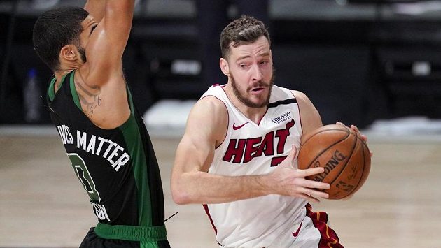basketbalista Miami Heat Goran Dragič (vpravo) v souboji s Jaysonem Tatumem z Bostonu Celtics. basketbalista Miami Heat Goran Dragič (vpravo) v souboji s Jaysonem Tatumem z Bostonu Celtics.