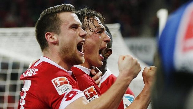 Mohučský fotbalista Julian Baumgartlinger (vpravo) slaví se svými spoluhráči gól proti Schalke. Mohučský fotbalista Julian Baumgartlinger (vpravo) slaví se svými spoluhráči gól proti Schalke.
