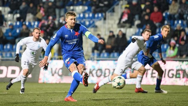 Slávistický kanonýr Milan Škoda proměňuje nařízenou penaltu v Mladé Boleslavi. Slávistický kanonýr Milan Škoda proměňuje nařízenou penaltu v Mladé Boleslavi.