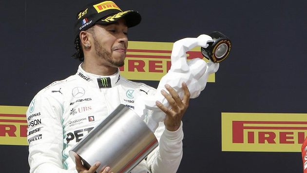Lewis Hamilton slaví na stupních vítězů triumf ve Velké ceně Francie. Lewis Hamilton slaví na stupních vítězů triumf ve Velké ceně Francie.
