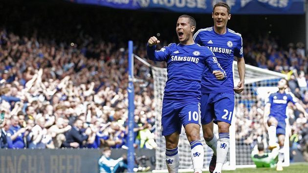 Fotbalista Chelsea Eden Hazard (vpředu) oslavuje gól proti Crystal Palace, kterým pro tým ze Stamford Bridge pojistil mistrovský titul. Fotbalista Chelsea Eden Hazard (vpředu) oslavuje gól proti Crystal Palace, kterým pro tým ze Stamford Bridge pojistil mistrovský titul.