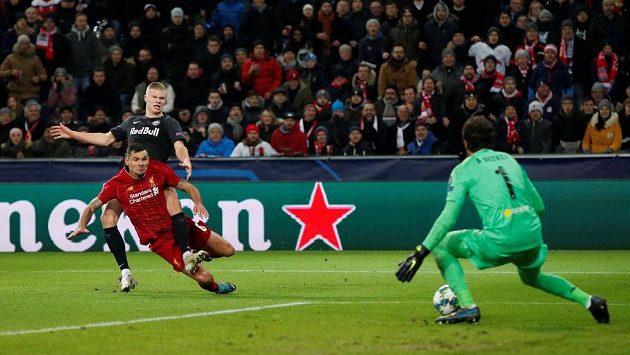 Kanonýr Salcburku Erling Braut Haaland pálí přes bránícího zadáka Liverpoolu Dejana Lovrena. Brankář anglického klubu Alisson Becker ale míč za svá záda nepustil. Kanonýr Salcburku Erling Braut Haaland pálí přes bránícího zadáka Liverpoolu Dejana Lovrena. Brankář anglického klubu Alisson Becker ale míč za svá záda nepustil.