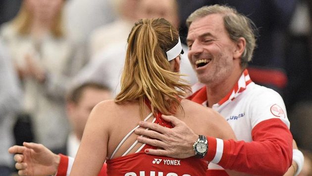 Švýcarka Belinda Bencicová se raduje s fedcupovým kapitánem Heinzem Günthardtem z výhry nad Němkou Angelique Kerberovou. Švýcarka Belinda Bencicová se raduje s fedcupovým kapitánem Heinzem Günthardtem z výhry nad Němkou Angelique Kerberovou.