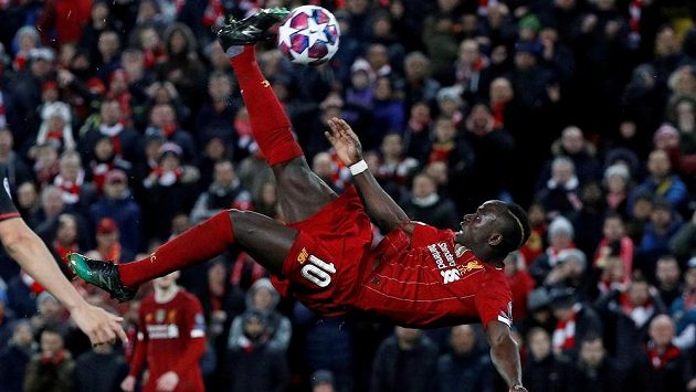 Liverpoolský fotbalista Sadio Mané v akci během utkání Ligy mistrů. Během koronavirové pauzy v Premier League se hvězdy z Anfieldu scházejí alespoň k virtuálním tréninkům. Liverpoolský fotbalista Sadio Mané v akci během utkání Ligy mistrů. Během koronavirové pauzy v Premier League se hvězdy z Anfieldu scházejí alespoň k virtuálním tréninkům.