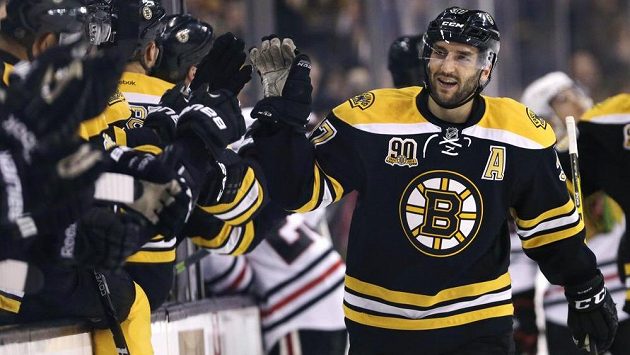 Útočník Bostonu Patrice Bergeron se raduje z jedné ze svých dvou branek proti Chicagu. Útočník Bostonu Patrice Bergeron se raduje z jedné ze svých dvou branek proti Chicagu.