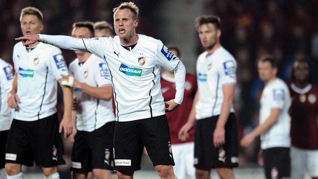 Plzeňský obránce David Limberský během jarního utkání na hřišti pražské Sparty. Plzeňský obránce David Limberský během jarního utkání na hřišti pražské Sparty.