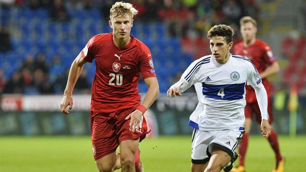 Antonín Barák kontroluje míč před dotírajícím Michaelem Battistinim ze San Marina. Antonín Barák kontroluje míč před dotírajícím Michaelem Battistinim ze San Marina.