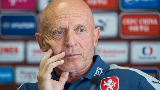 Trenér české fotbalové reprezentace Karel Jarolím během tiskové konference před utkáním kvalifikace ME 2018 se Severním Irskem. Trenér české fotbalové reprezentace Karel Jarolím během tiskové konference před utkáním kvalifikace ME 2018 se Severním Irskem.