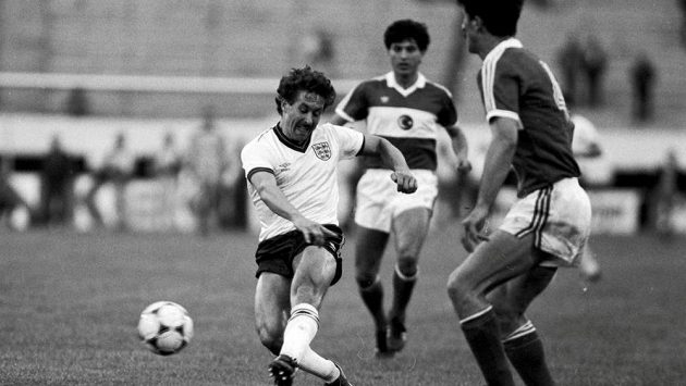 Anglický obránce Kenny Sansom na archivním snímku z roku 1987 v kvalifikačním utkání proti Turecku. Anglický obránce Kenny Sansom na archivním snímku z roku 1987 v kvalifikačním utkání proti Turecku.