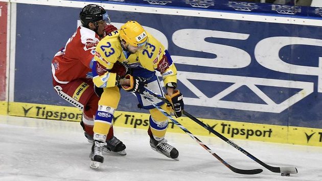 Zleva Petr Strapáč z Olomouce a Michal Popelka ze Zlína. Zleva Petr Strapáč z Olomouce a Michal Popelka ze Zlína.