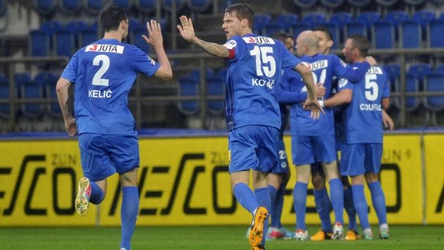 Radost libereckých hráčů po prvním gólu na hřišti Slovácka. Radost libereckých hráčů po prvním gólu na hřišti Slovácka.