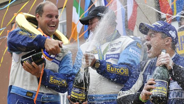 Václav Pech (vlevo) a Petr Uhel slaví na náměstí Míru ve Zlíně vítězství v Barum rallye i v celé sérii mistrovství ČR. Vpravo je třetí Tomáš Kostka. Václav Pech (vlevo) a Petr Uhel slaví na náměstí Míru ve Zlíně vítězství v Barum rallye i v celé sérii mistrovství ČR. Vpravo je třetí Tomáš Kostka.