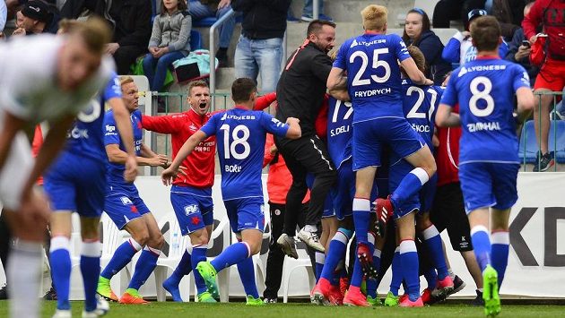 Hráči Slavie se radují z druhého gólu v Mladé Boleslavi. Hráči Slavie se radují z druhého gólu v Mladé Boleslavi.