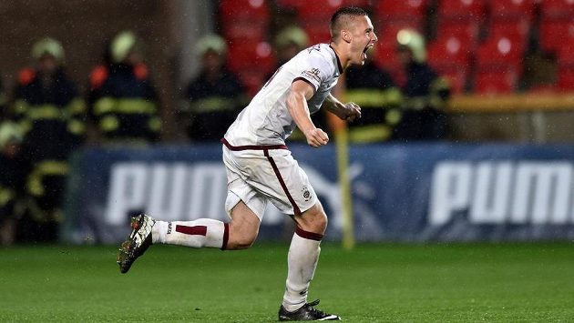 Obránce Pavel Kadeřábek proměnil rozhodující penaltu a Sparta slaví double. Obránce Pavel Kadeřábek proměnil rozhodující penaltu a Sparta slaví double.