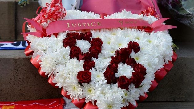 Připomínka úmrtí 96 fanoušků na stadiónu Hillsborough. Připomínka úmrtí 96 fanoušků na stadiónu Hillsborough.