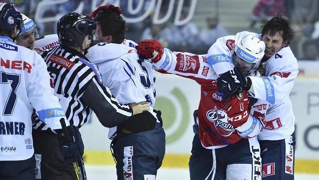 Tomáš Mojžíš (vpravo) z Liberce a Alexandre Mallet z Pardubic v hromadné šarvátce před koncem utkání. Tomáš Mojžíš (vpravo) z Liberce a Alexandre Mallet z Pardubic v hromadné šarvátce před koncem utkání.