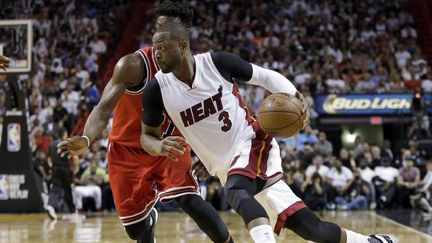 Basketbalista Dwyane Wade (vpředu) v dresu Miami. Basketbalista Dwyane Wade (vpředu) v dresu Miami.