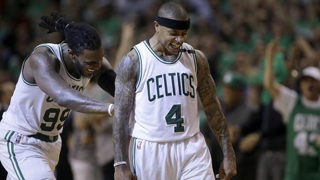 Bostonští Isaiah Thomas (4) a Jae Crowder se radují při rozhodujícím utkání s Washingtonem. Bostonští Isaiah Thomas (4) a Jae Crowder se radují při rozhodujícím utkání s Washingtonem.