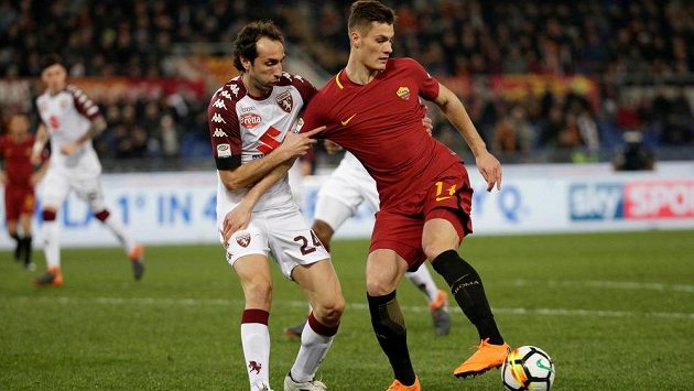 Český útočník Patrik Schick ve službách AS Řím (vpravo) v souboji s Emilianem Morettim z FC Turín. Český útočník Patrik Schick ve službách AS Řím (vpravo) v souboji s Emilianem Morettim z FC Turín.