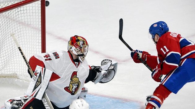 Útočník Montrealu Brendan Gallagher (vpravo) se snaží překonat brankáře Ottawy Craiga Andersona v přípravném duelu na nový ročník NHL. Útočník Montrealu Brendan Gallagher (vpravo) se snaží překonat brankáře Ottawy Craiga Andersona v přípravném duelu na nový ročník NHL.