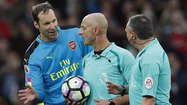 Petr Čech debatuje po zápase s rozhodčím Rogerem Eastem. Petr Čech debatuje po zápase s rozhodčím Rogerem Eastem.