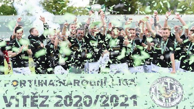 Fotbalisté Hradce Králové slaví s trofejí pro vítěze Fortuna Národní ligy. Fotbalisté Hradce Králové slaví s trofejí pro vítěze Fortuna Národní ligy.