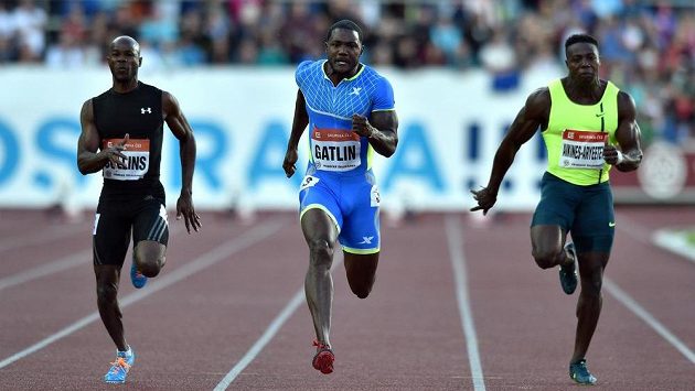 Sprinteři Justin Gatlin (uprostřed), Kim Collins (vlevo) a Harry Aikines - Aryeetey během 53. ročníku Zlaté tretry v Ostravě. Sprinteři Justin Gatlin (uprostřed), Kim Collins (vlevo) a Harry Aikines - Aryeetey během 53. ročníku Zlaté tretry v Ostravě.