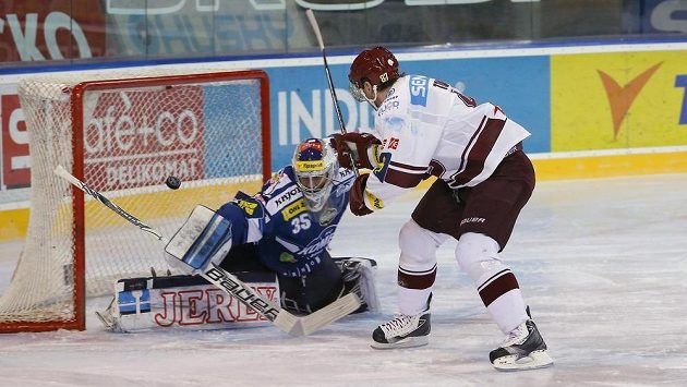 Sparťan Petr Ton střílí úvodní gól zápasu Jiřimu Trvajovi z Komety Brno. Sparťan Petr Ton střílí úvodní gól zápasu Jiřimu Trvajovi z Komety Brno.