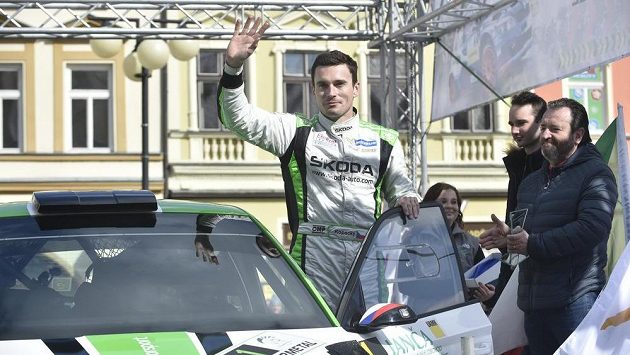 Jan Kopecký ze stáje Škoda Motorsport zdraví diváky po triumfu na Valašské rallye. Jan Kopecký ze stáje Škoda Motorsport zdraví diváky po triumfu na Valašské rallye.