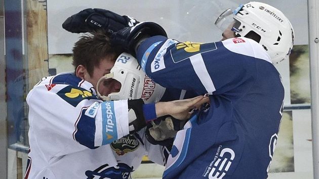 Jan Káňa z Brna (vlevo) v potyčce s plzeňským útočníkem Jakubem Lvem. Jan Káňa z Brna (vlevo) v potyčce s plzeňským útočníkem Jakubem Lvem.