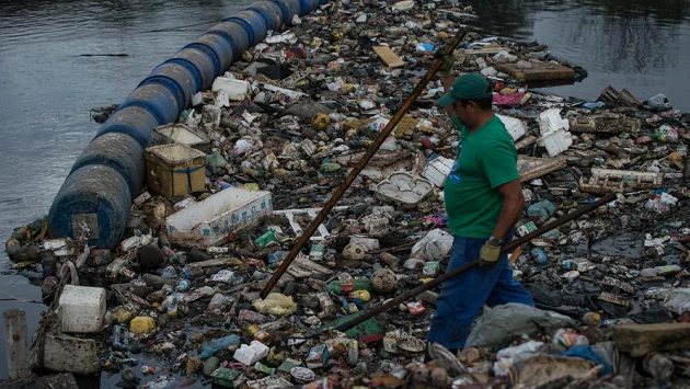 Muž odstraňuje nečistoty v zátoce Guanabara. Muž odstraňuje nečistoty v zátoce Guanabara.