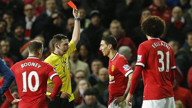 Rozhodčí Michael Oliver ukazuje červenou kartu záložníkovi Manchesteru United Ángelu Di Maríovi. Rozhodčí Michael Oliver ukazuje červenou kartu záložníkovi Manchesteru United Ángelu Di Maríovi.