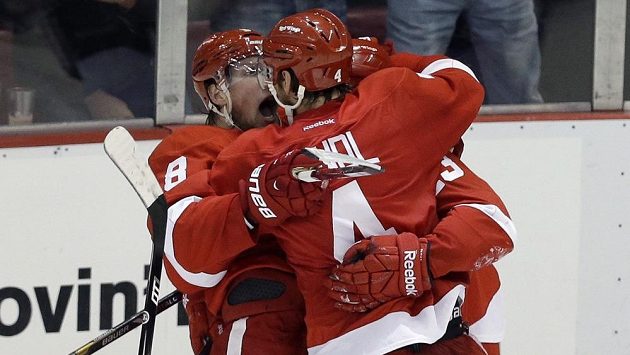 Český obránce Jakub Kindl oslavuje se spoluhráči vítězný gól Detroitu proti Chicagu. Český obránce Jakub Kindl oslavuje se spoluhráči vítězný gól Detroitu proti Chicagu.