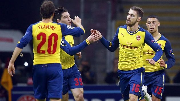Aaron Ramsey (druhý zprava) z Arsenalu slaví svůj parádní gól na hřišti Galatasaraye. Aaron Ramsey (druhý zprava) z Arsenalu slaví svůj parádní gól na hřišti Galatasaraye.