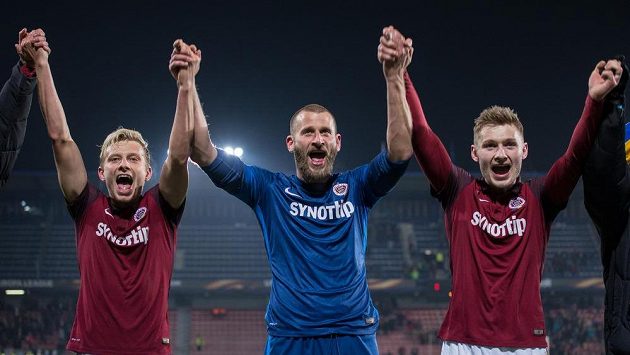 Fotbalisté Sparty Praha (zleva): Ladislav Krejčí, David Bičík a Jakub Brabec oslavují vítězství nad Krasnodarem. Fotbalisté Sparty Praha (zleva): Ladislav Krejčí, David Bičík a Jakub Brabec oslavují vítězství nad Krasnodarem.