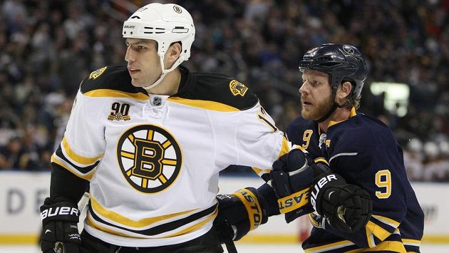 Milan Lucic (vlevo) z Bostonu v souboji se Stevem Ottem z Buffala. Milan Lucic (vlevo) z Bostonu v souboji se Stevem Ottem z Buffala.