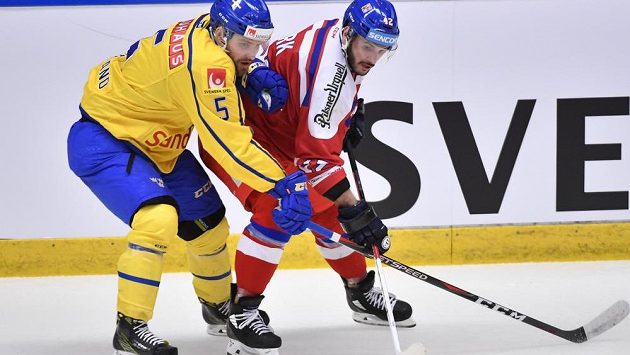 Švédský hokejista Mikael Wikstrand v souboji s Martinem Frkem na Švédských hokejových hrách. Švédský hokejista Mikael Wikstrand v souboji s Martinem Frkem na Švédských hokejových hrách.